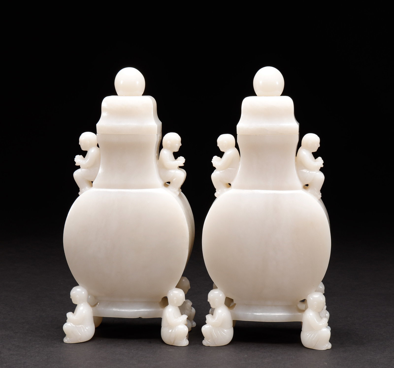 A pair of Hotan Jade bottles in the Qing Dynasty: Height: 23cm, width: 10.5cm, weight: 1972g