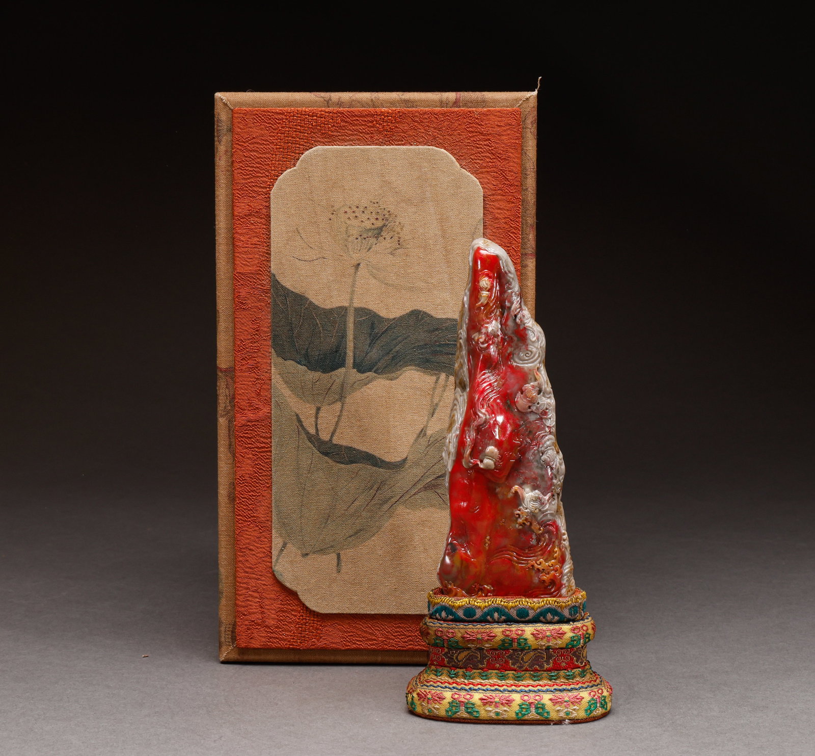 Qing Dynasty Chicken Blood Stone Mountain: Height: 18cm, width: 5.5cm, weight: 432g