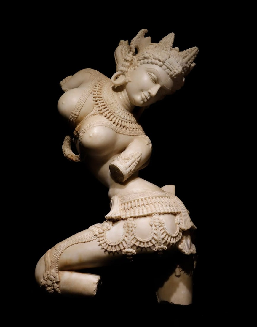 Before the Ming Dynasty, the White Marble statue of Flying Goddess: Indian classical stone carved statues. The entire sculpture measures approximately 90 centimeters in height and 55 centimeters in width, depicting the image of an ancient Indian deity. It is adorned w