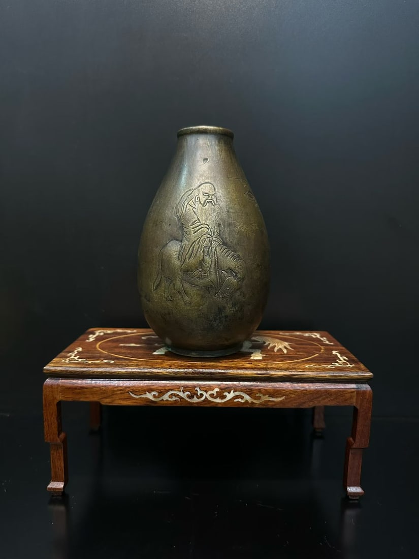 Qing Dynasty bronze bottle with Laozi's customs clearance pattern: "This is a carved copper vase (flower vase),Pear shaped (olive shaped) body, narrow mouth, round and bulging lower abdomen, is a traditional copper stationery display in East Asia. """
