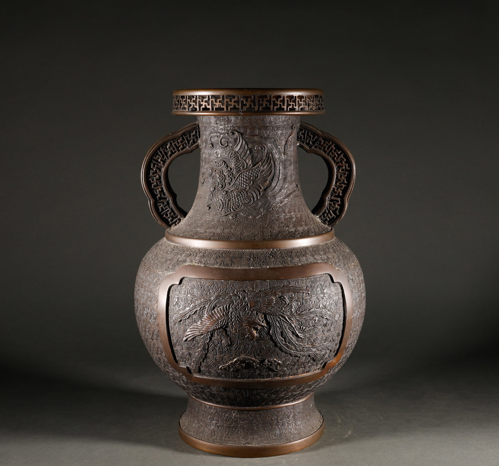 Reflux Qing Dynasty copper dragon and phoenix pattern double ear vase: Pear shaped (olive shaped) body, narrow mouth, round and bulging lower abdomen, is a traditional copper stationery display in East Asia. "