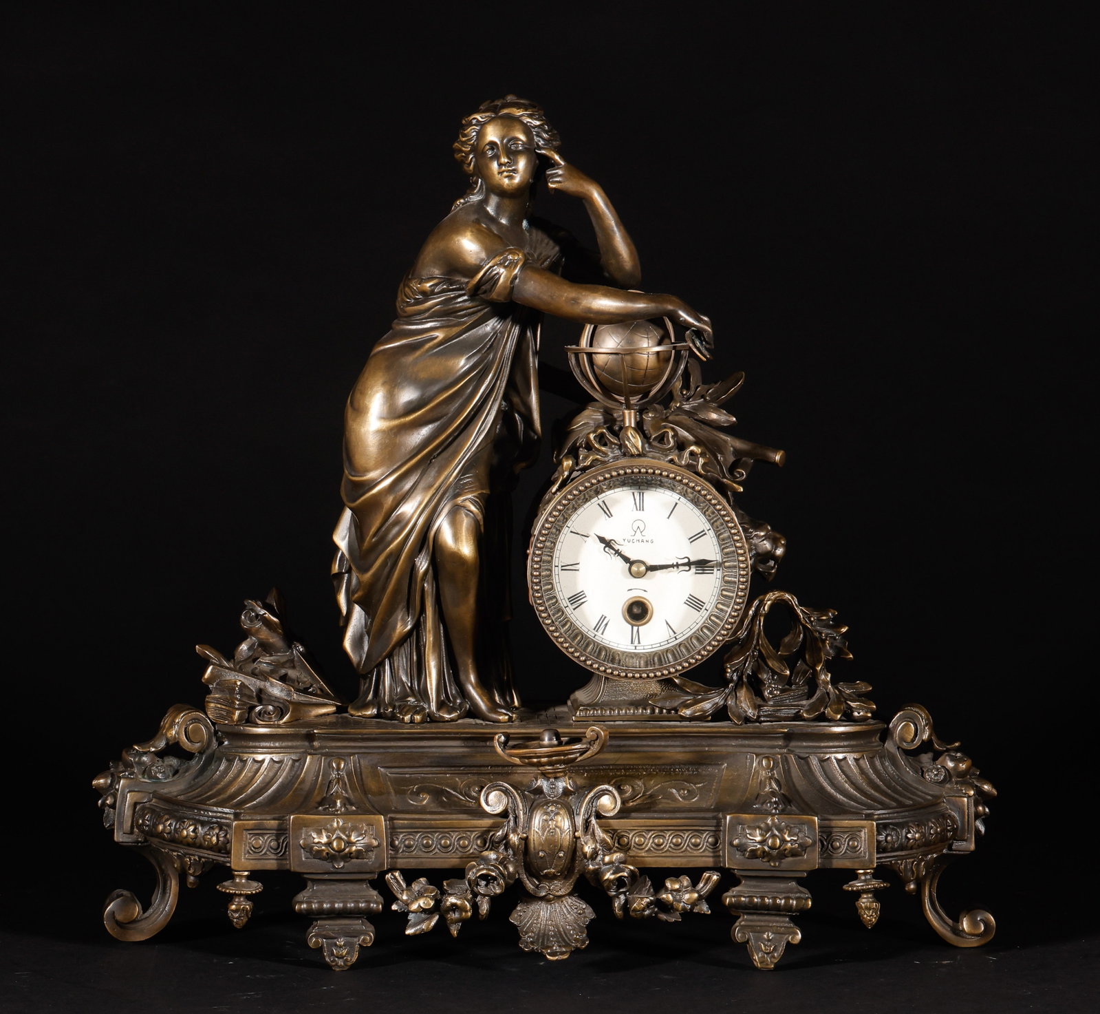 Old Tibetan European style Copper Gilded Golden Bell: The overall size of the clock is 39 centimeters high and 40 centimeters wide, with a weight of approximately 5587 grams. The proportion is coordinated, the shape is dignified, and it has a strong spat
