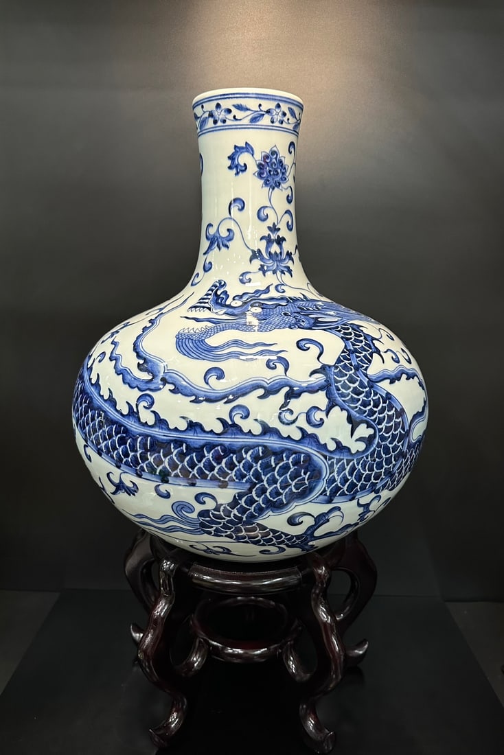 Ming Yongle Palace style blue and white dragon patterned bottle: The shape of the vessel is dignified and full, with a flat mouth, long neck, and round belly shape that is stable and atmospheric. Approximately 45cm in height and 38cm in width. The entire body is co