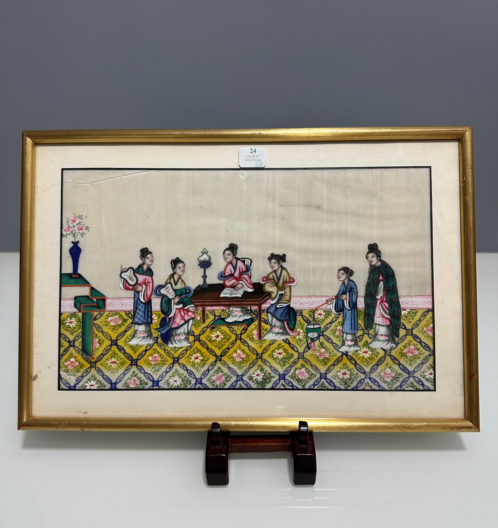 European Return to Qing Dynasty Character Story Drawing Mirror Heart: The height is about 18cm and the width is about 29.5cm. The screen is themed around the activities of ladies, depicting scenes of people gathering and enjoying themselves in the courtyard. The proport