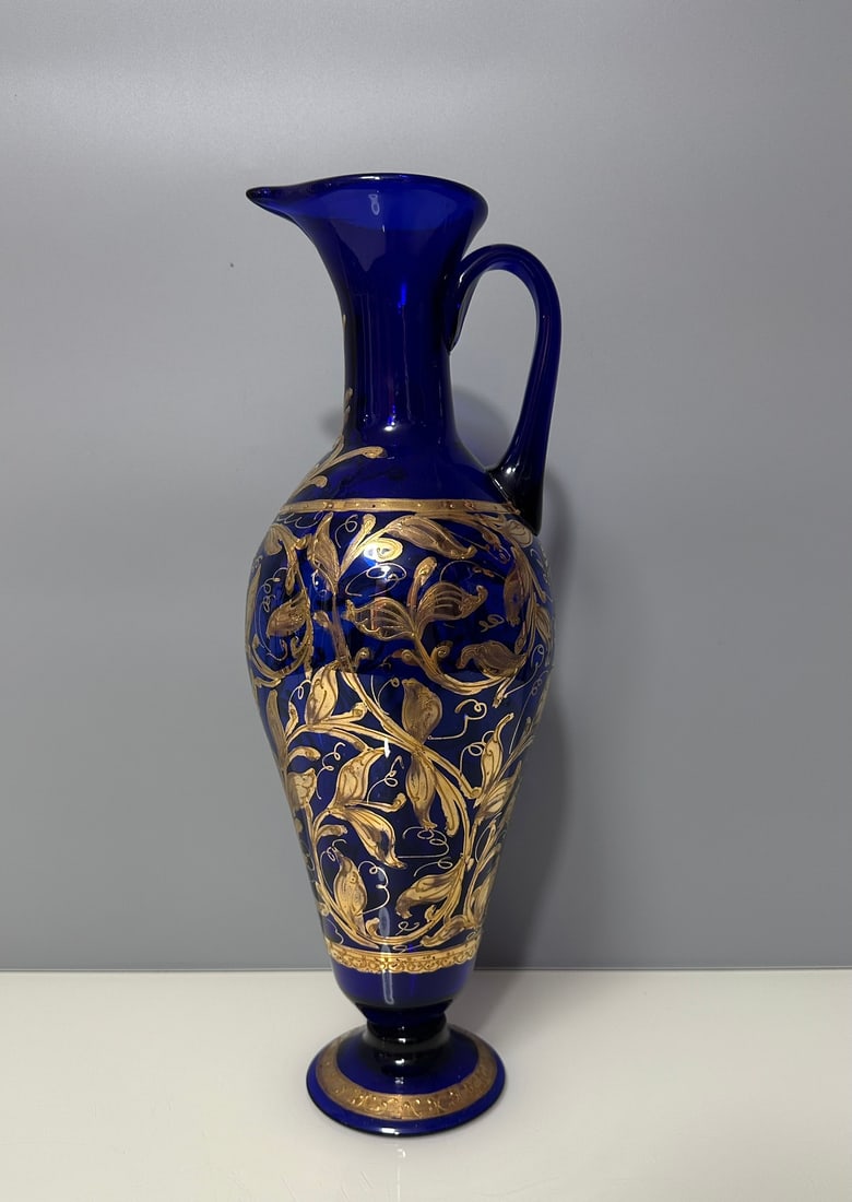 Italian MURANO Emperor Blue Gold Water Bottle: About 40cm high and 13cm wide. The bottle body is made of dark blue glass material, with a rich and transparent color, and a slender and elegant shape. The abdomen is decorated with gold floral patter