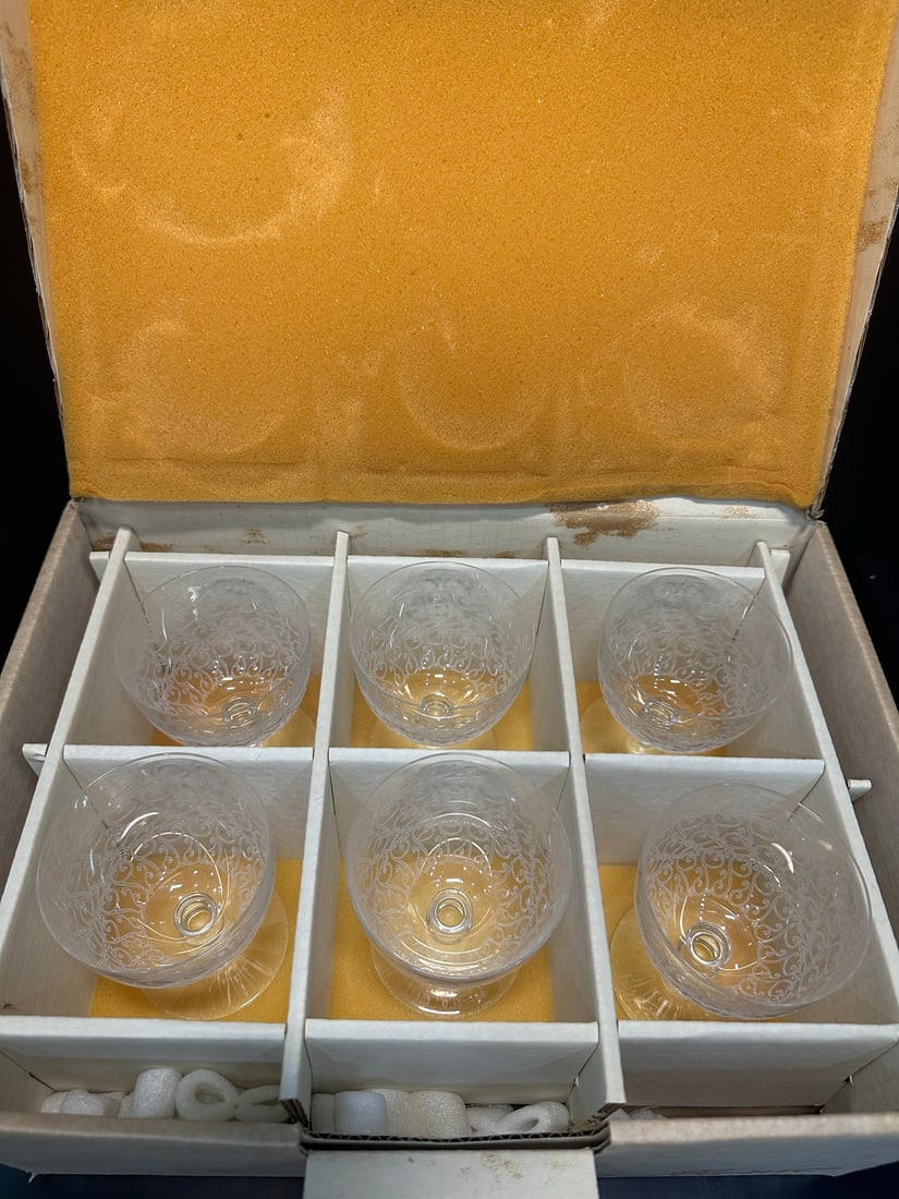 A set of Baccarat crystal cups: The transparent glass cup set consists of six pieces, and the cup body is finely carved with intricate patterns and decorations on the surface, which is crystal clear and has a European glassware deco