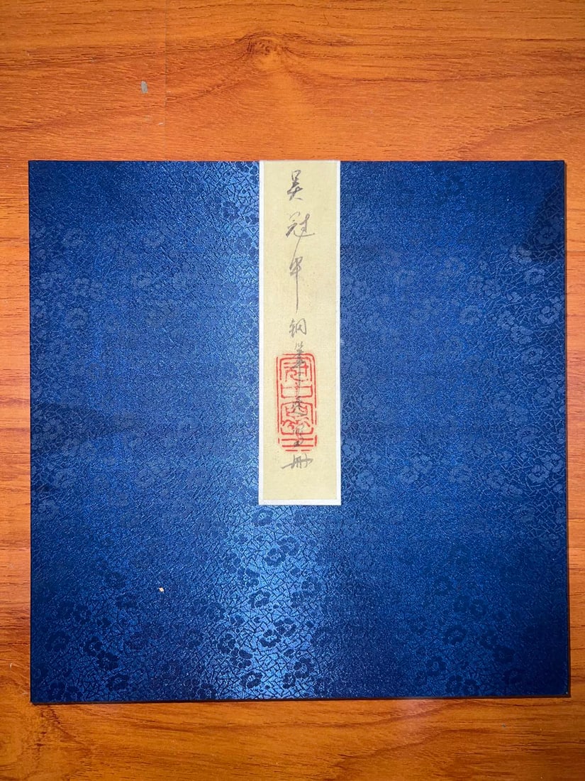 Luo Guanzhong's calligraphy: Wu Guanzhong's fountain pen painting of mountains and waters album, 33 ?? 33cm, brocade hardcover, self titled poetry and prose, fountain pen painting of waterfalls and mountains, concise lines, compl