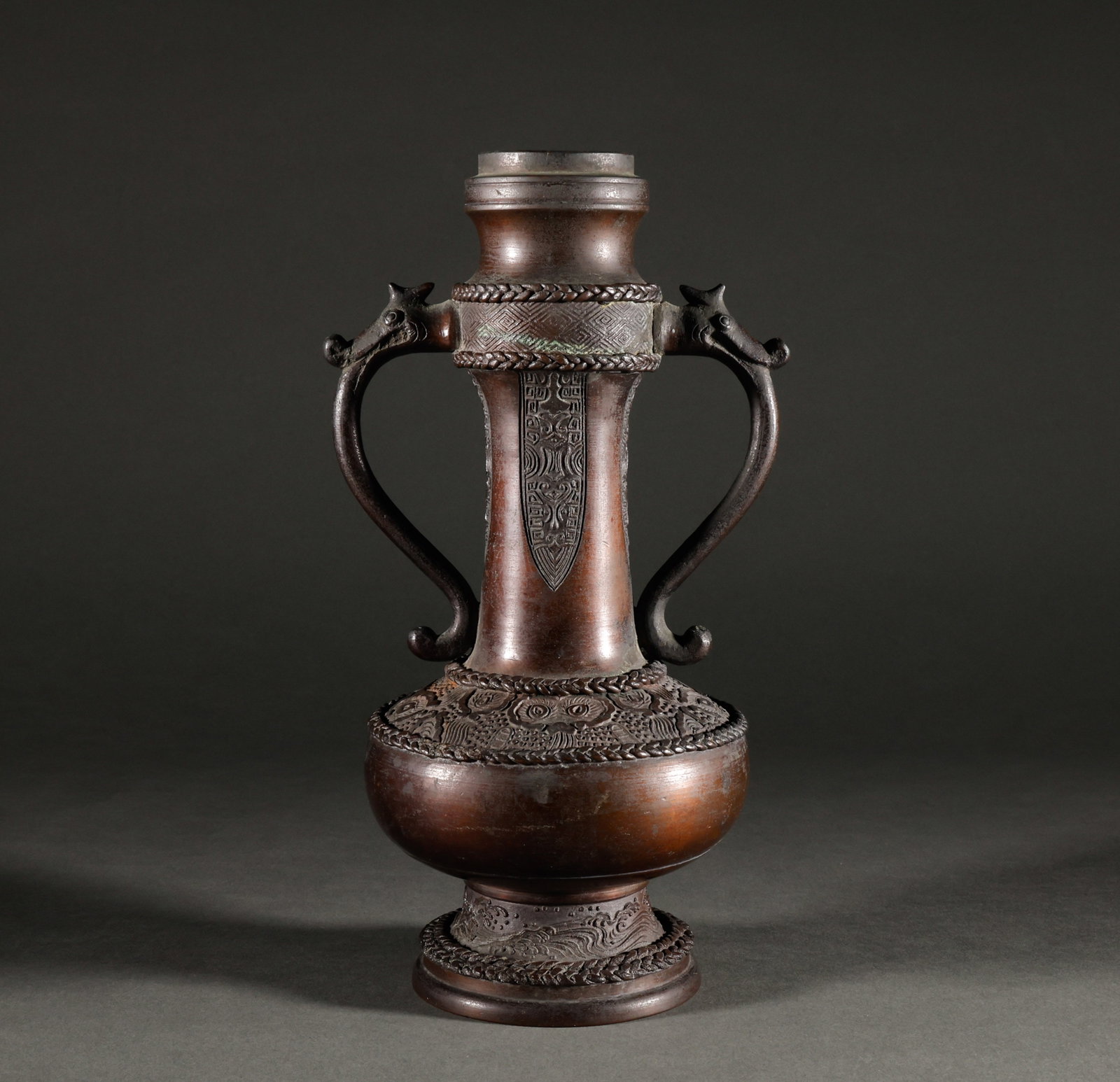 Reflux Qing Dynasty copper double dragon ear copper bottle (1 of 8)