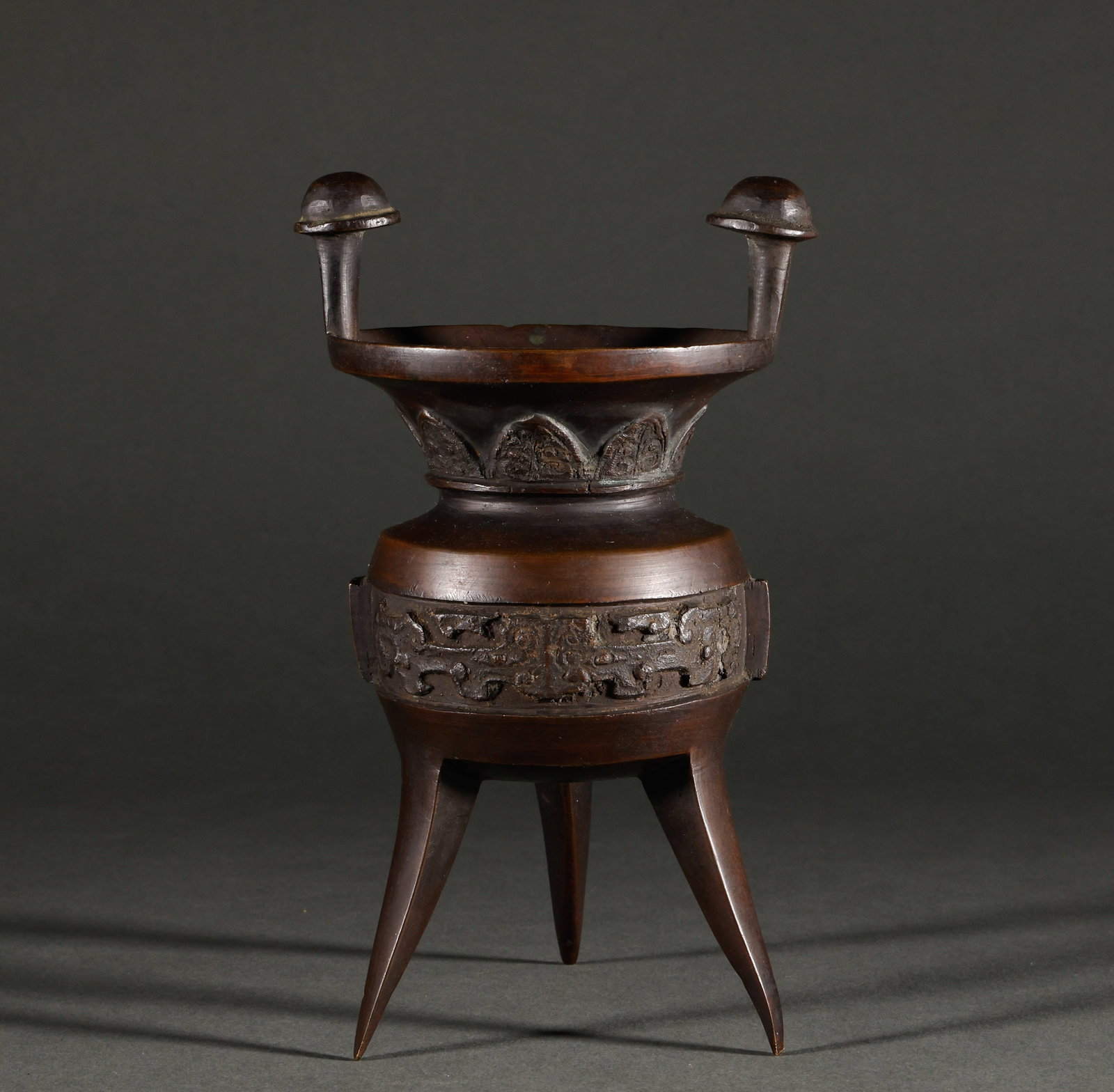 Reflux Qing Dynasty copper bronze bronze three legged furnace: Copper antique tripod stove, height 17cm, width 10cm, weight 824g, in the shape of an antique tripod. The mouth edge is outward curved, and the ears are raised to the sky with round knobs at the ends.