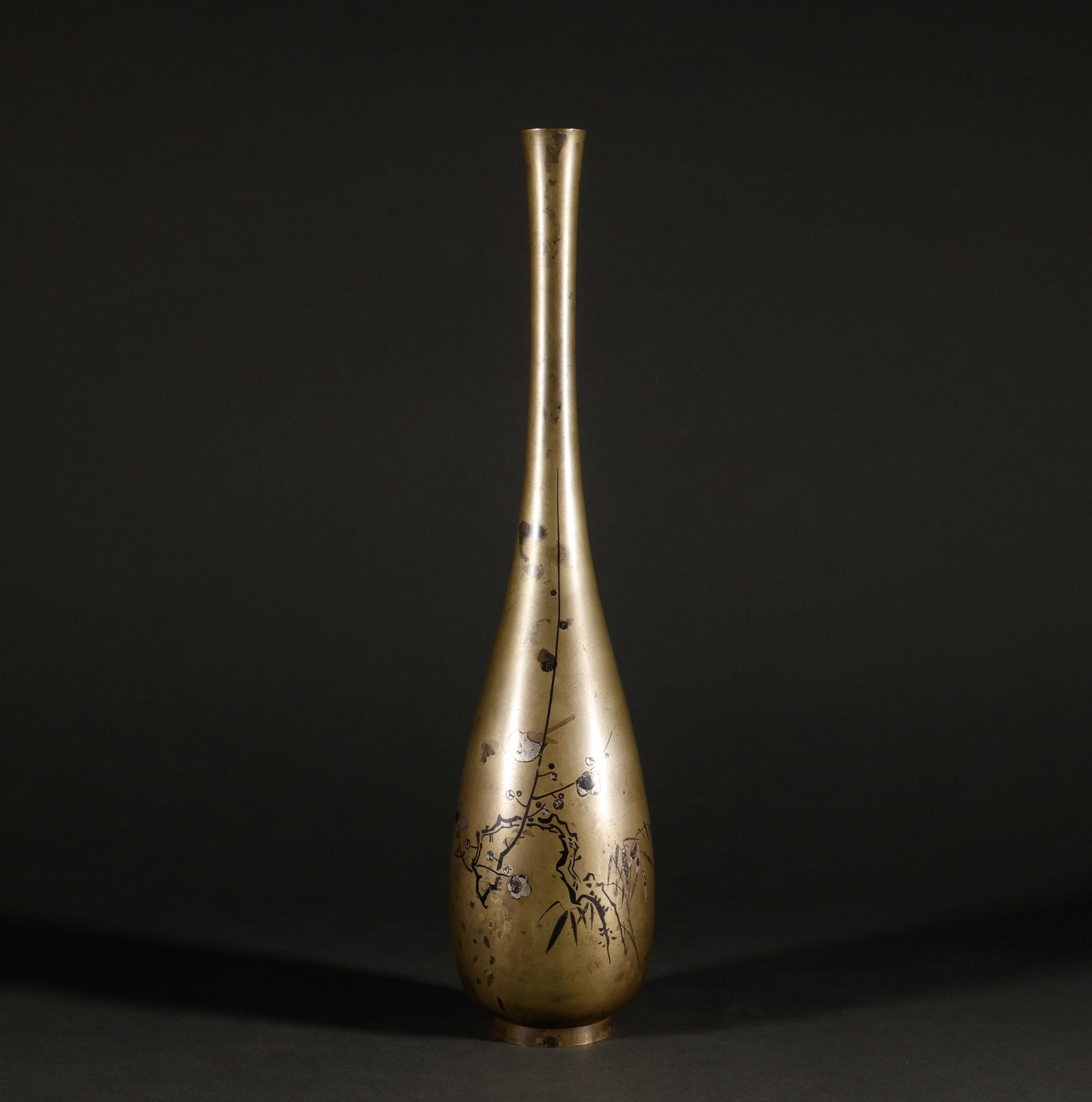 Returning to Qing Dynasty copper inlaid silver long neck vase for appreciation (1 of 7)