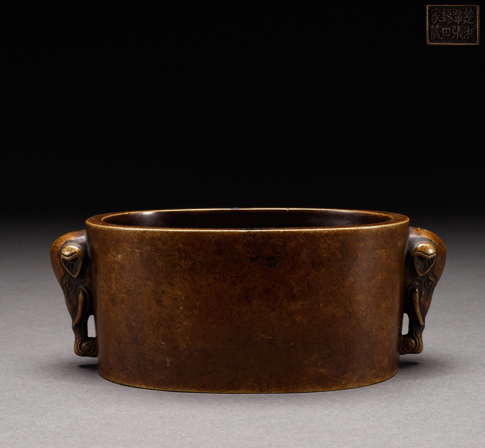 Ming Dynasty copper incense burner: "This furnace belongs to the cylindrical furnace (elliptical trough furnace variant), with an overall long elliptical straight tube shape, a flat mouth edge, a straight wall of the furnace body, and a
