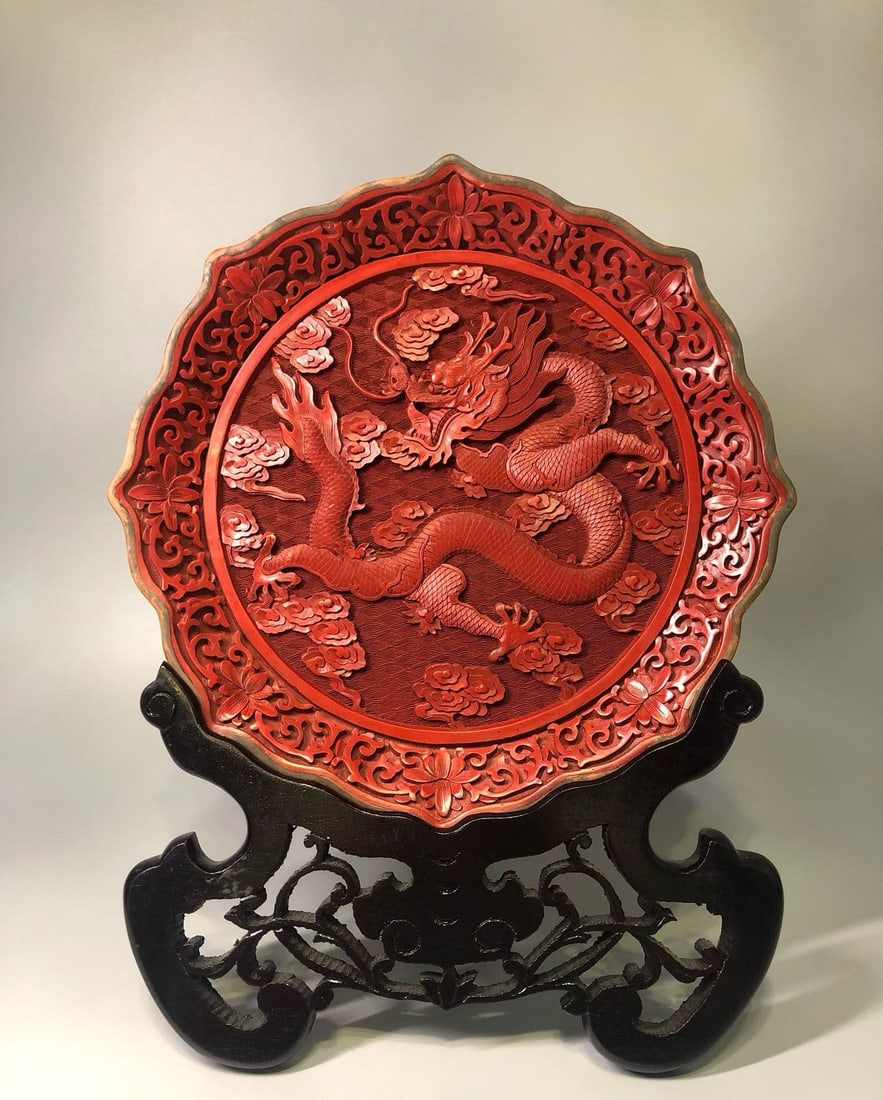 Carved lacquer cloud dragon pattern sunflower mouth appreciation plate: Red Cloud Dragon Pattern Flower Mouth Appreciation Plate, height 33cm, diameter 25cm, water chestnut flower mouth, high carved cloud dragon auspicious cloud, entwined flower edge decoration, with holl