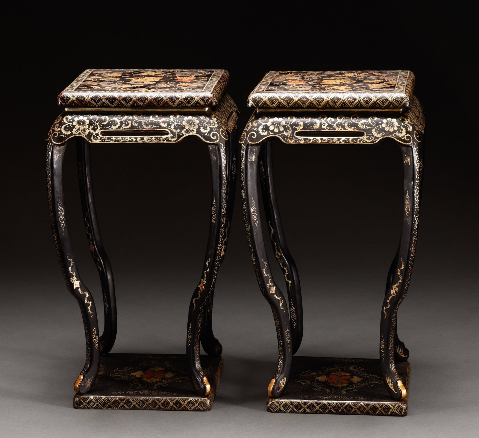A pair of wooden lacquered flower racks from the Qing Dynasty: Chinese black lacquer and gold painted paired display shelves. This pair of black painted gold-plated display racks measures approximately 40 centimeters in height, 22 centimeters in width, and weighs