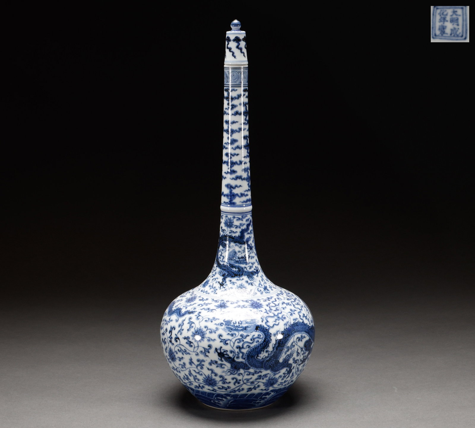 Ming Dynasty blue and white dragon patterned bottle: Chinese blue and white porcelain vase with cloud dragon pattern. This blue and white cloud dragon patterned porcelain vase measures approximately 50 centimeters in height and 20 centimeters in width, 