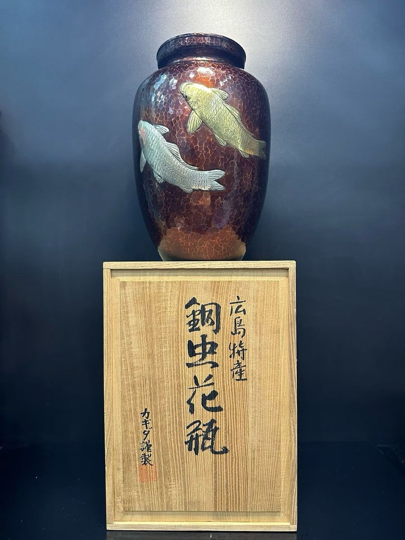 Jiufangtang is inlaid with silver and gilded, handcrafted with hammered patterns and copper worms: Japanese Hiroshima handmade copperworm vase, height 27cm, width 18.5cm. Handmade hammered copper body, gold and silver double carp relief decoration, symbolizing good luck. The shape of the vessel is 