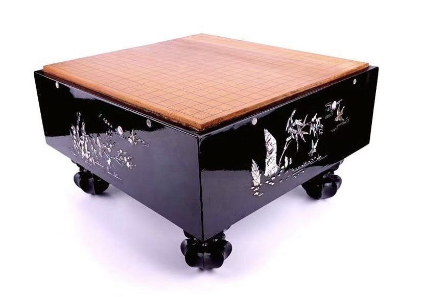 Man Gong Seven Colored Pearl Shell Bamboo Tiger Diagram Go Table: A black lacquer chessboard, decorated with silver landscape and character patterns on the side of the chessboard, with a stable and elegant overall shape, and a traditional decorative style of elegant