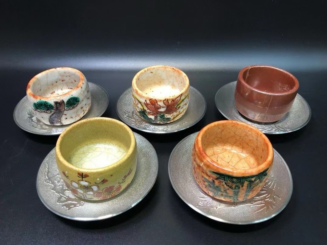 Forged Rongtang Pure Tin Five Gentlemen Tea Tray, Cup Holder, and Cup Holder: Five sets of porcelain tea cups and plates, with floral patterns painted on the cup body and rich colors, paired with silver cup holders, giving it a traditional tea utensil charm as a whole. The diam