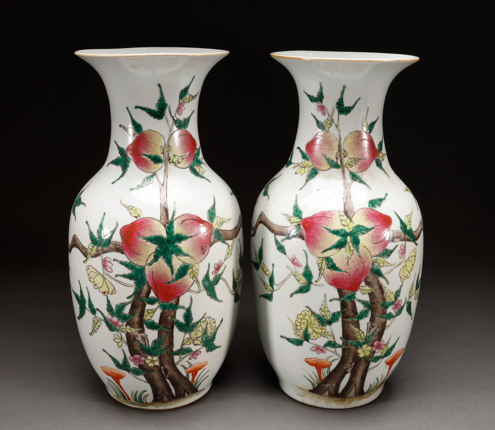 A pair of Republic of China pink peach patterned bottles: A pair of pink porcelain bottles with white glaze as the base, painted with folded floral patterns. The bottle body has beautiful lines and elegant colors. The individual dimensions are approximately 