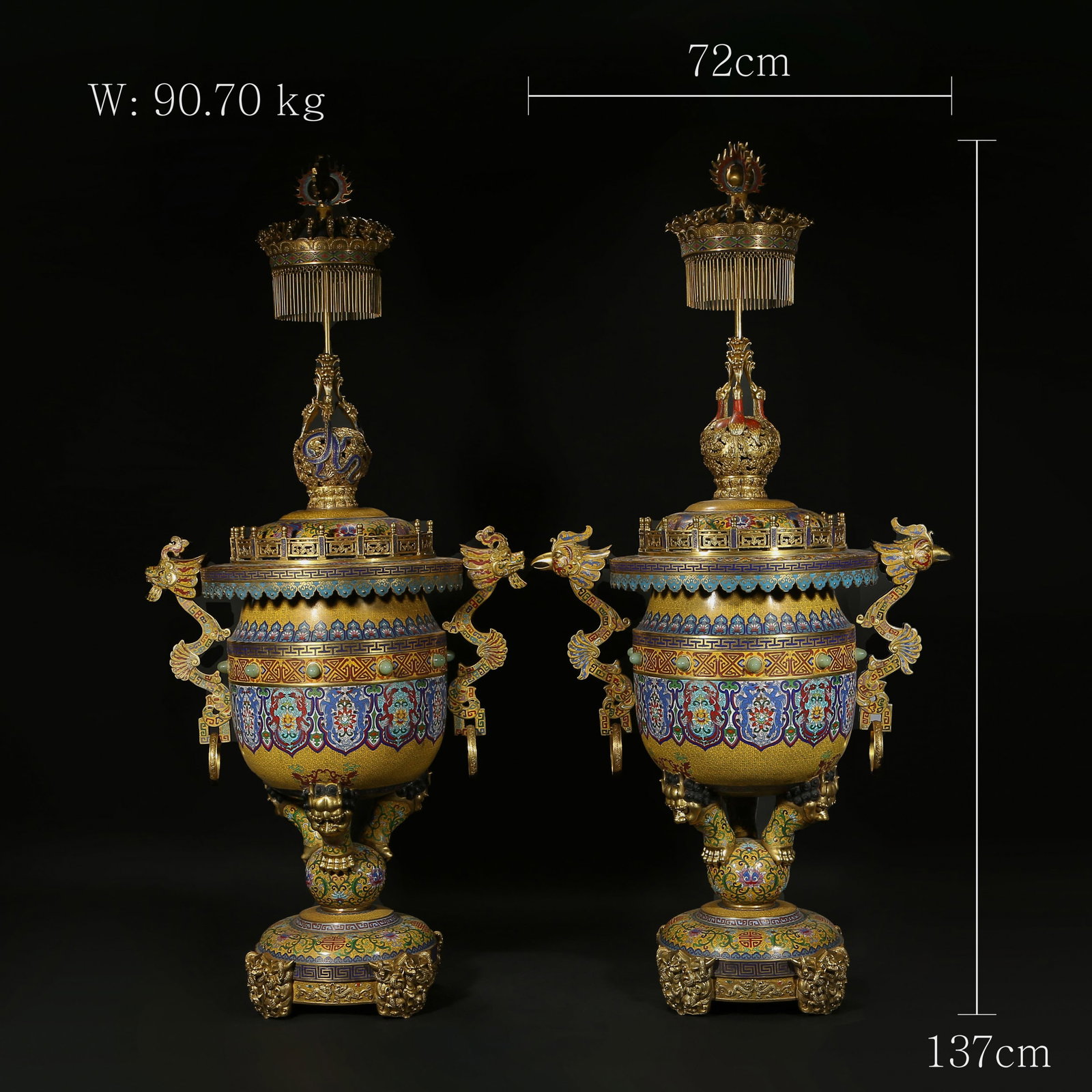 A pair of Qing Dynasty bronze cloisonn ?? ritual vessels: A pair of copper core cloisonn enamel large bottles, decorated with multi-color enamel on the body, and adorned with traditional patterns such as dragon and flower patterns, creating a solemn and atmo