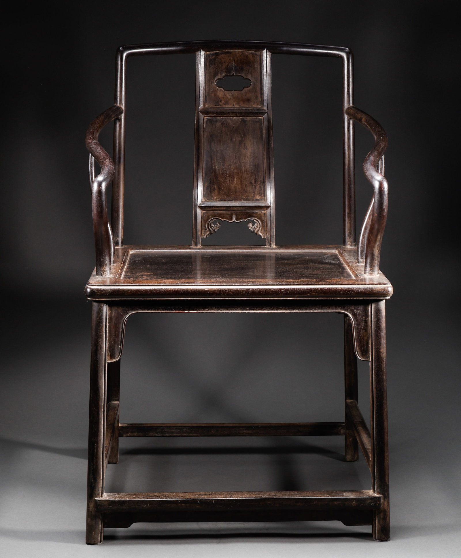 A Purple Sandalwood Chair from the Qing Dynasty: A mahogany round chair, designed in the traditional Ming style furniture style, with a simple and elegant backrest and smooth lines, reflecting the characteristics of classical furniture craftsmanship