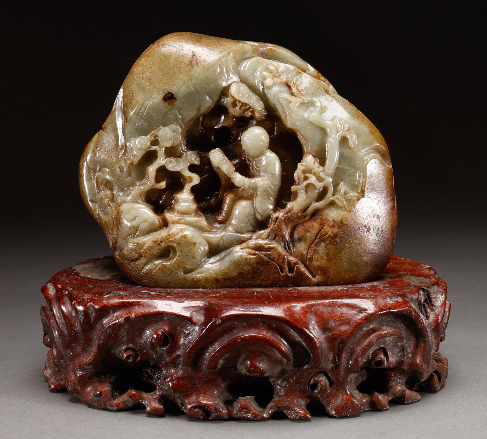 Hotan Jade Mountain in Qing Dynasty: Qing Dynasty Hetian green white jade natural seed material with leather Arhat reading picture Shanzi (Yushanzi)Yushanzi is a popular jade carving ornament in the Ming and Qing dynasties. It is carved 