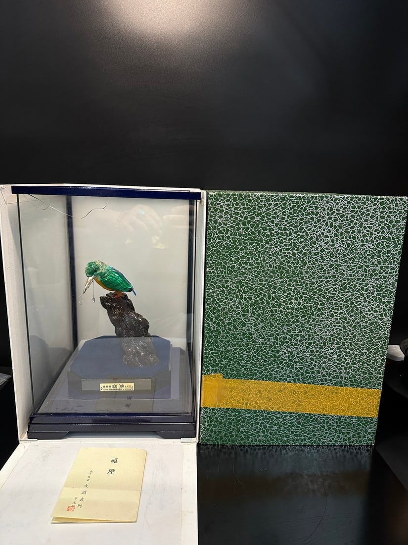 Japanese sterling silver kingfisher ornament: One specimen of kingfisher, 35cm high and 22cm wide. Comes with a transparent display box and base for display. The specimen adopts a standing posture design, with emerald feathers in a bright emerald