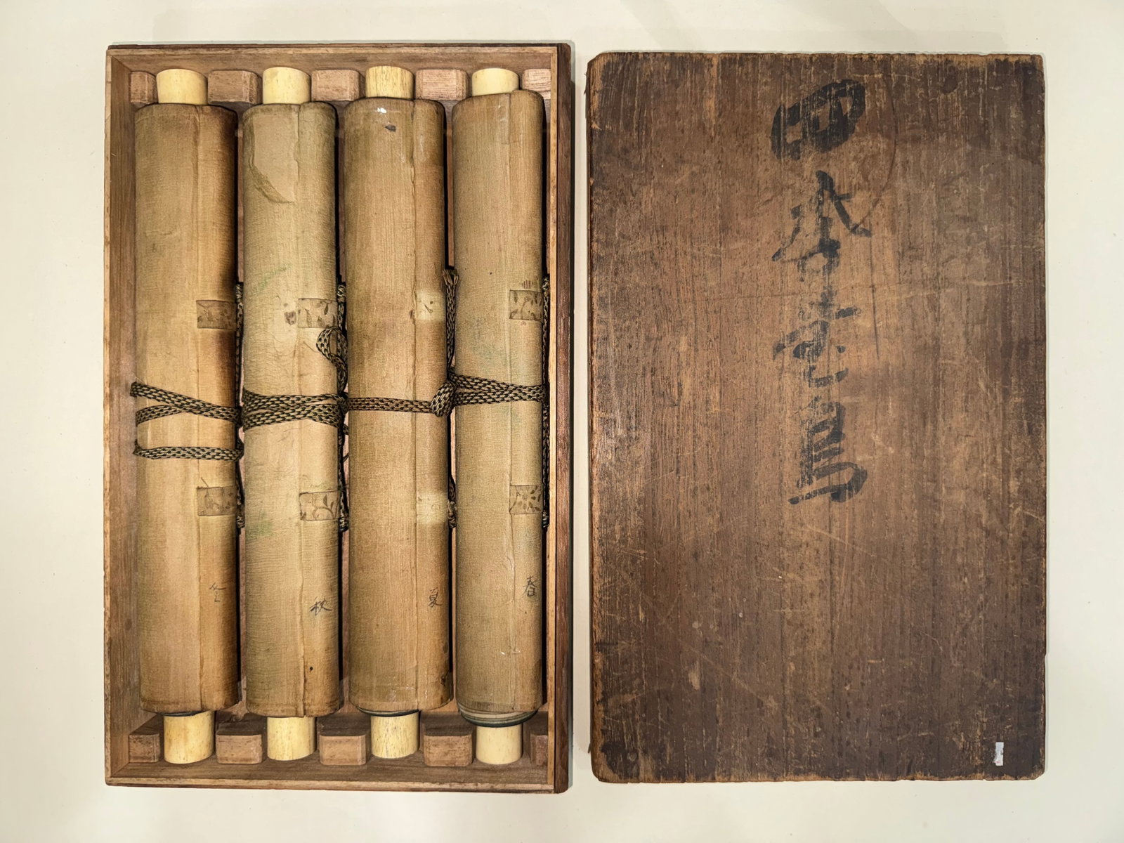 Qi Baishi Four Seasons Flower and Bird Paper Vertical Axis with Four Screens: Qi Baishi's Four Seasons Flower and Bird Four Screen Vertical Axis, originally equipped with an old wooden boxSingle frame size 104 ?? 20cm, complete set of four axes, old silk frame, bone shaft head;