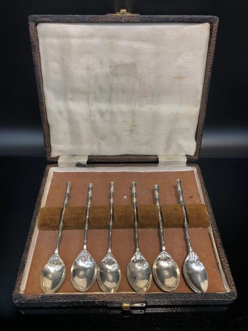 A set of bamboo patterned coffee spoons from the Republic of China: Original gift box bamboo handle old silver spoon set of sixA single strand is 10.5cm long, and the entire set weighs 71.3g; the spoon handle is finely crafted with bamboo nodes, and the spoon jewelry 