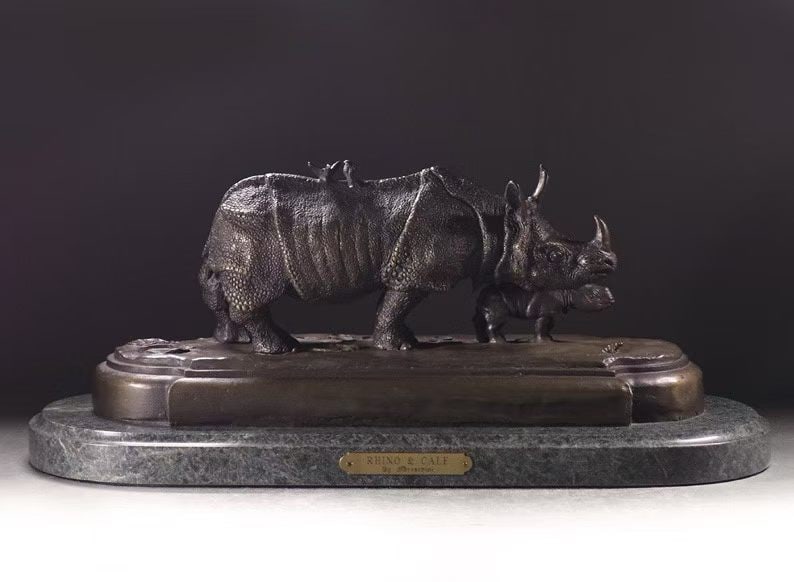 Mother and Child Rhinoceros Bronze Sculpture: Fine copper casting mother son rhinoceros art ornamentThe dimensions are 18 cm in height and 45.6cm in width, with realistic sculptural techniques and a complete replica of the skin texture of rhinoce