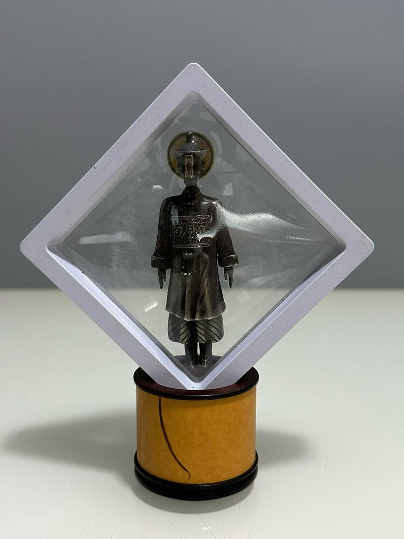Qing Dynasty pure silver zombie: A bronze sculpture of zombies in Qing Dynasty official attire, a classic image of zombies in folk legends, wearing a Qing Dynasty official hat and a patched robe; Reserve a space for talismans at the 