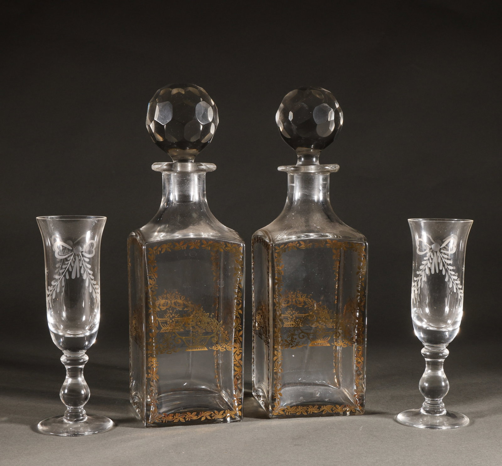 Gold Crystal Wine Bottle: A set of Western antique crystal wine utensils with gold and floral patternsThe bottle size is 28 cm high and 8.5cm wide, with a total weight of 3713g. It consists of a pair of square crystal wine bot