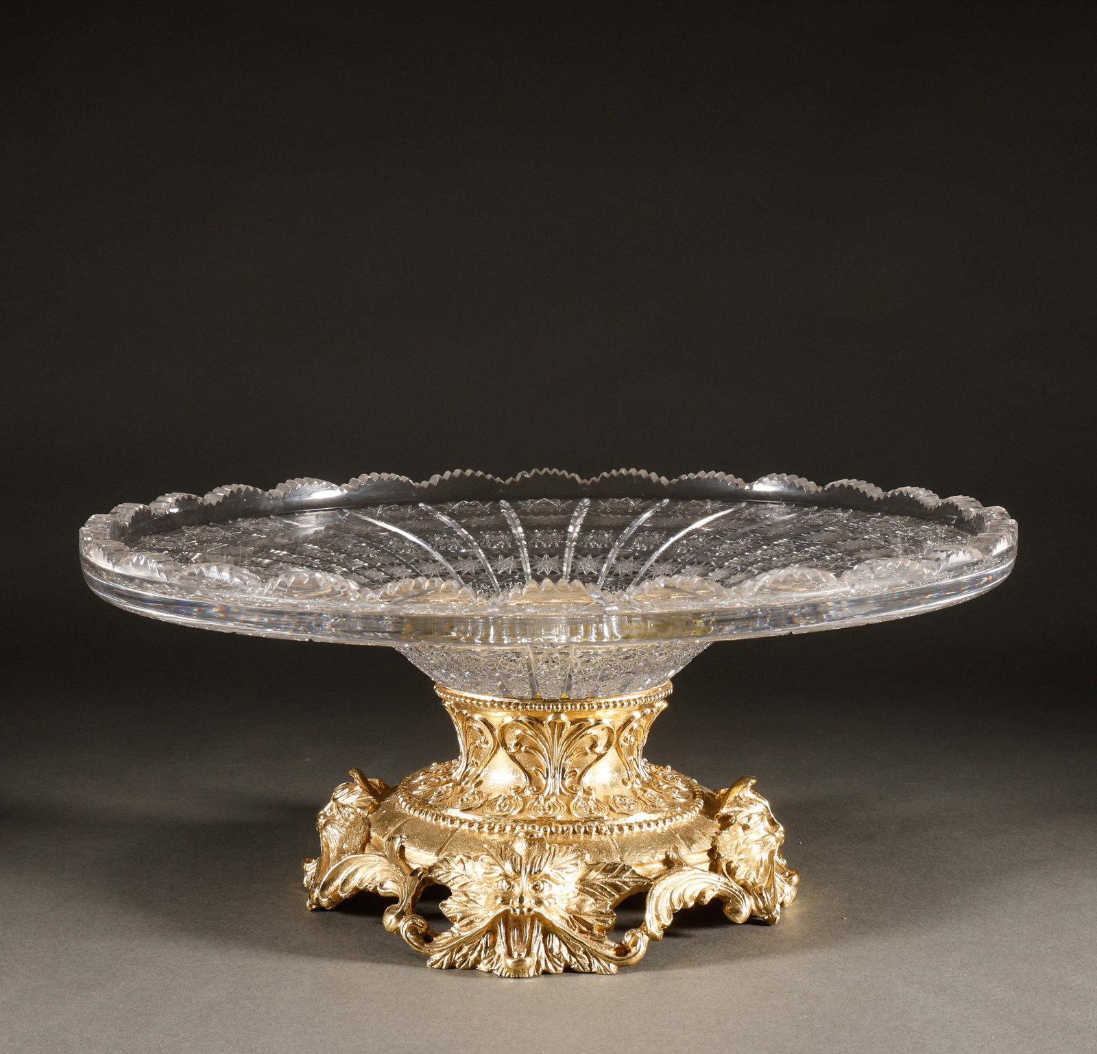 Bohemian carved crystal high footed fruit plate: European style copper gilded carved crystal high footed fruit plateThe size is 15-35cm high and 35cm wide, weighing 4969g; the flower mouth carved crystal dial is transparent and exquisite, with a gil