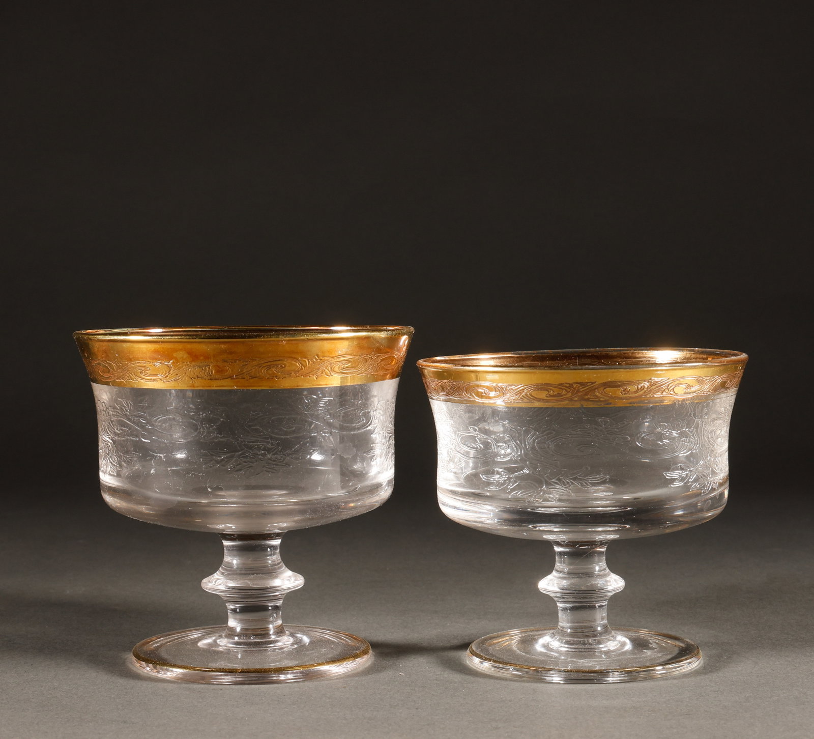 A cup of gold crystal glass: A pair of Western gold engraved flower crystal high footed cupsThe specification is 10 cm high and 10.5cm wide, with a total weight of 608g. The cup body is lightly carved with intertwined patterns, a