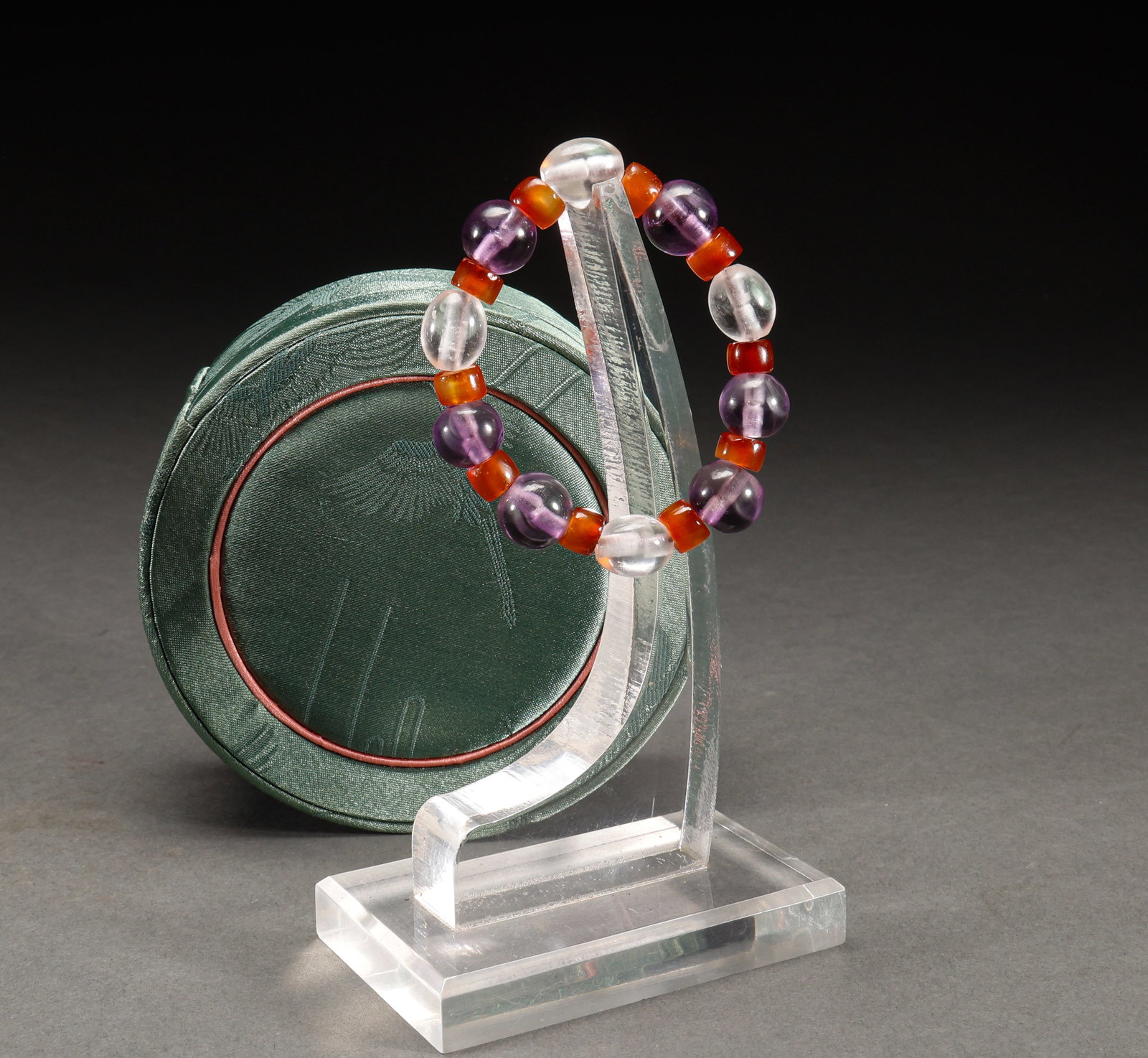 Qing Dynasty crystal agate bracelet: Old crystal agate multi treasure braceletBead diameter 1.5cm, weight 42g; mixed and connected with amethyst, white crystal, and red agate beads, the beads are transparent and lustrous, and the patina 