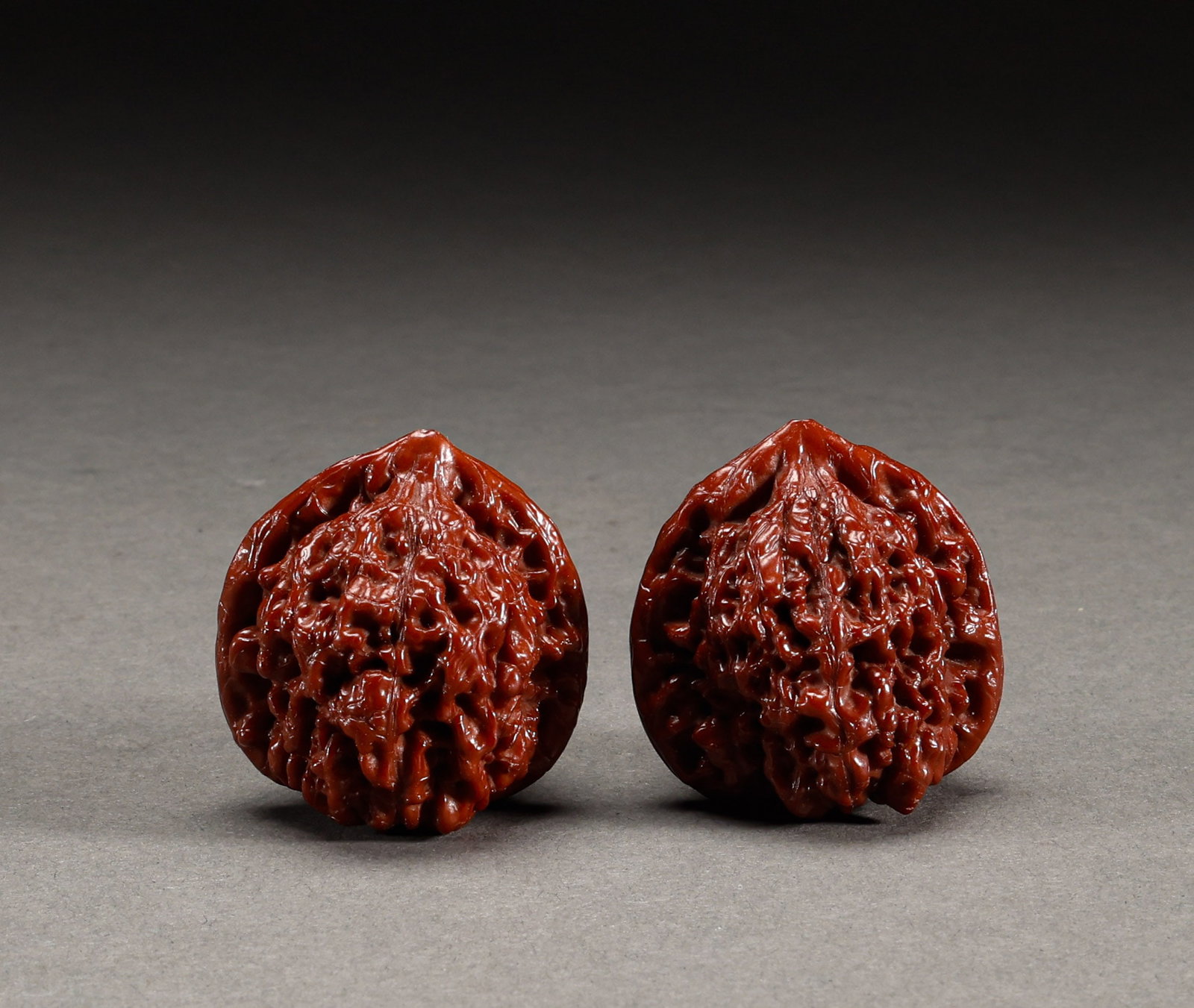 A pair of walnuts from the Republic of China: Old Tibetan jade, patina, cultural toys, walnuts pairedDimensions: 4.5 cm in height and 3.8 cm in width, weighing 47g; paired neatly, with deep grooves and textures, long-term play forms a rosy and tr