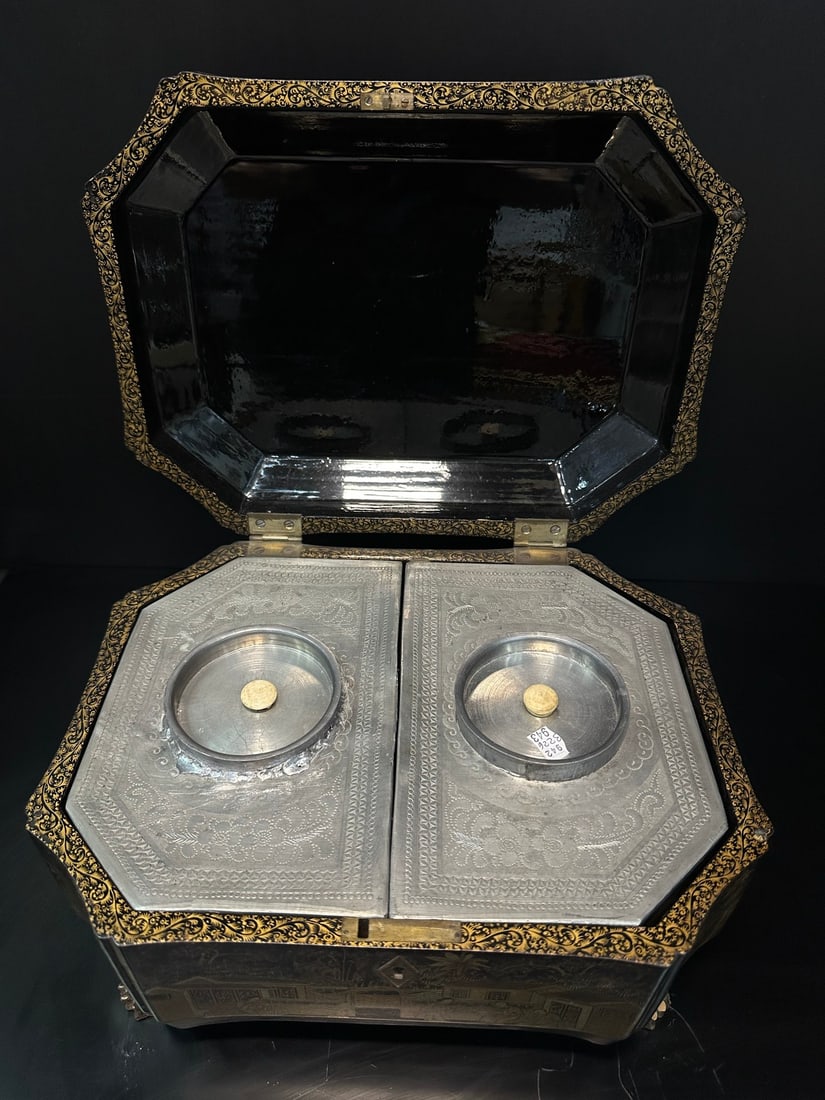 Qing Dynasty tin tea can: Overseas old collection gold carved carved flower black lacquer octagonal old tea boxSpecification: 28.5 cm in length, 21 cm in width, and 16 cm in height. It is designed in the shape of a Japanese ho
