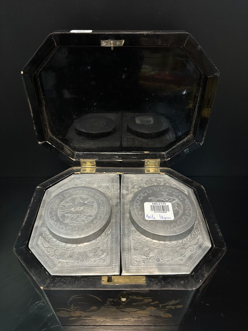 Qing Dynasty tin tea can: Black lacquered octagonal tea boxes with gold painted flowers and birds for export in the late Qing DynastyThe dimensions are 22 cm in length, 17 cm in width, and 13 cm in height. The wooden body is p