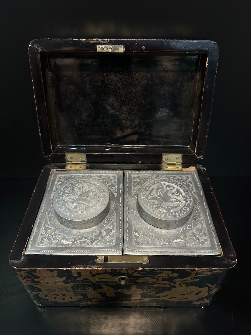 Qing Dynasty tin tea can: Old tea box with black lacquer depicting golden tower figures from the Qing DynastyThe specifications are 20 cm in length, 14 cm in width, and 12cm in height. The wooden body is painted with black lac