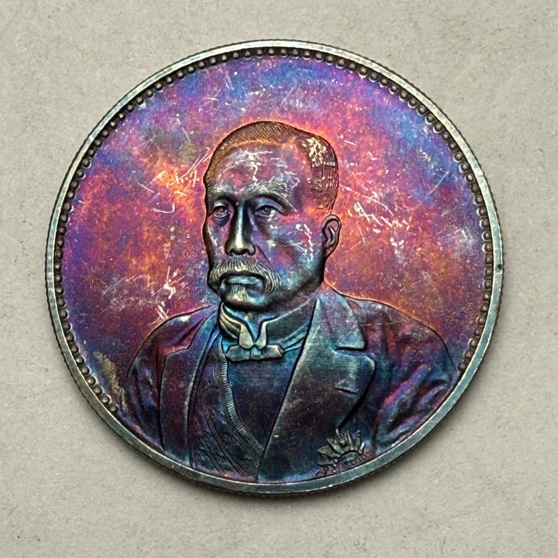 Republic of China silver coins: Xu Shichang Renshou Tongdeng Colorful Pottery Commemorative Silver CoinWith a diameter of 3.9cm, the formal portrait relief is exquisite, and the coin surface is naturally colorful with rainbow rust, 