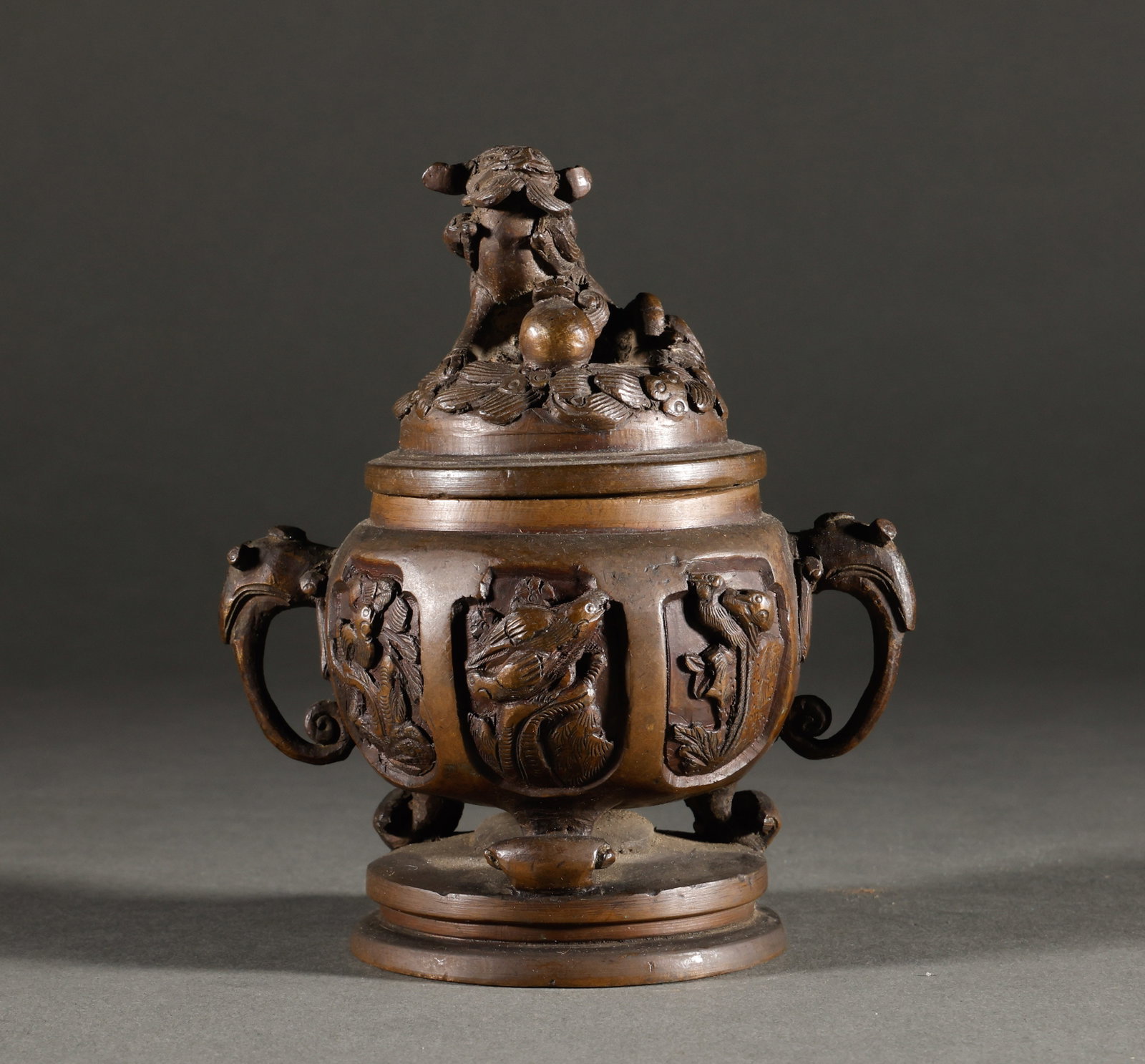 Reflux Qing Dynasty copper window flower and bird incense burner: Old Bronze Lion Button Window, Flower Bird Double Ear SmokerSpecification: Height 14- Width 11cm, Weight 765 grams; Lion playing ball stove cover, Chi Long double ears, furnace body relief window with
