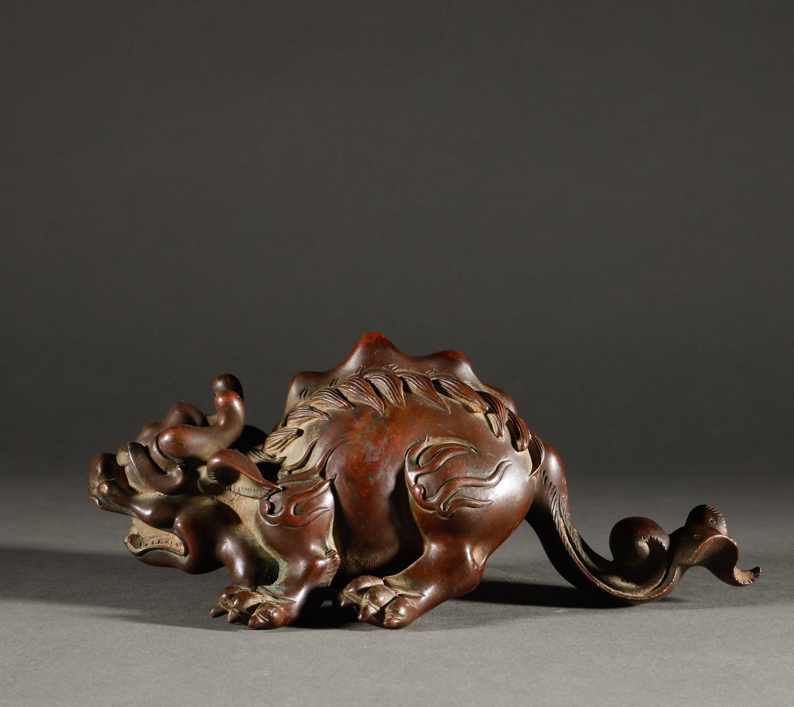 Returning to Qing Dynasty copper Pixiu: Purple copper exquisite Pixiu auspicious beast ornamentSpecification: Height 10 to width 22cm, weight 1690 grams; Crawling shape, finely carved patterns, and rich aged copper patina; The symbolism is 
