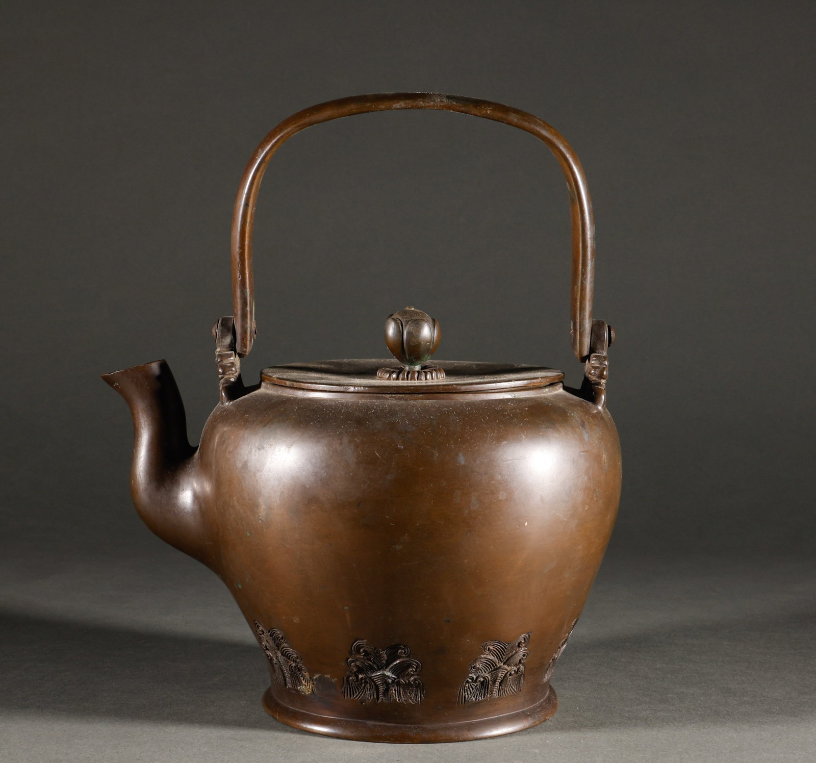 Returning to Qing Dynasty copper teapots: Old copper sea water pattern large lifting beam potSpecification: Height 25- Width 20cm, Weight 1653 grams; Round pot body, sturdy arched handle, flower bud pot button, bottom embossed wave pattern; T
