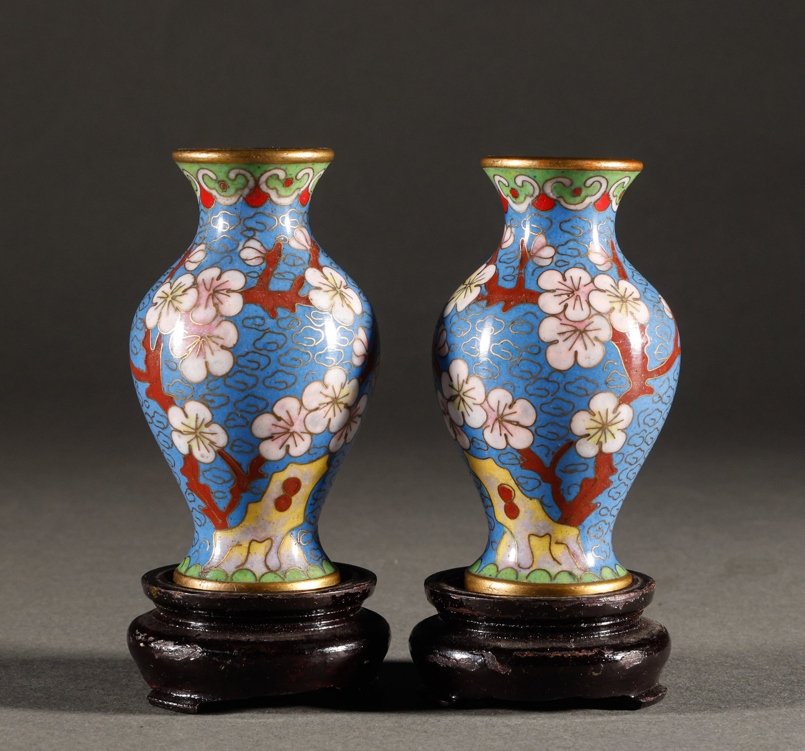 During the foreign exchange period, the Forbidden City's plum blossom patterned cloisonn ?? original: Jingtai Blue Plum Blossom Pattern Appreciation Vase PairedSpecification: Each unit is 8-4.5cm high and 4.5cm wide, with a weight of 156 grams per pair; Copper body cloisonn ?? enamel, blue ground with