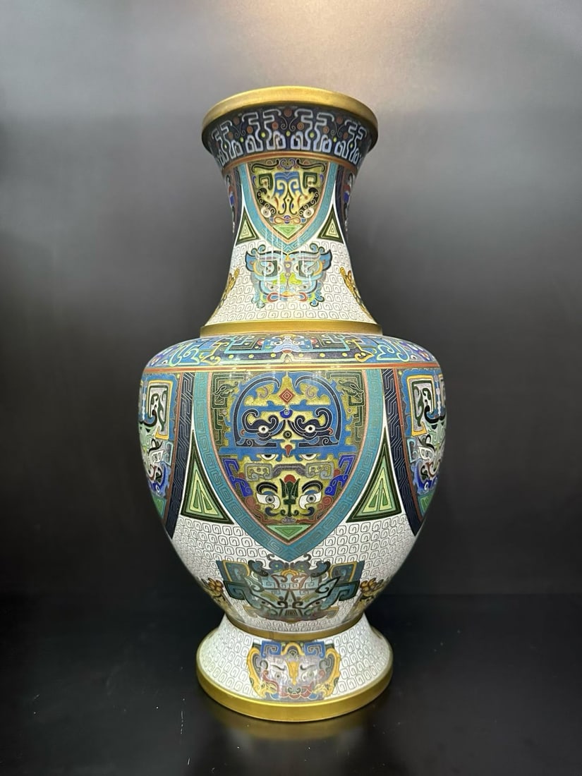 During the Republic of China period, the Taotie patterned cloisonn ?? large bottle: Copper body cloisonn enamel beast face pattern appreciation bottleSpecification height 38- belly width 22cm, mouth edge base gilded; The whole body is finely crafted with threads, replicating the anci