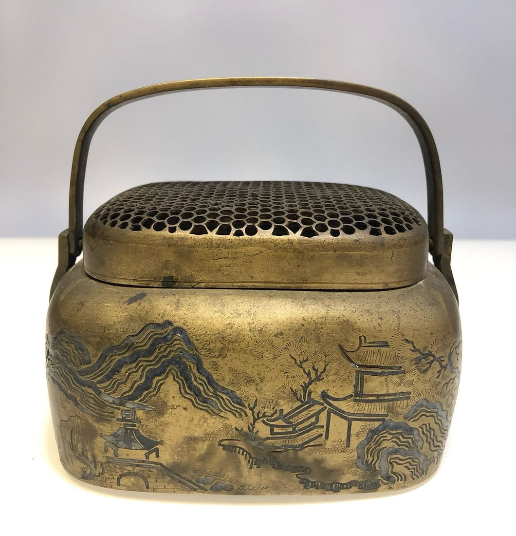 In the middle of the Qing Dynasty, Qianlong made a shallow carving of a white bronze hand stove with (1 of 7)