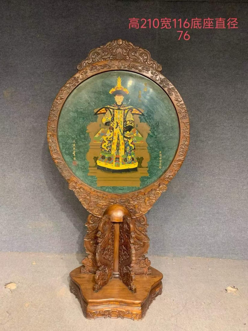 Qing Dynasty Huanghua Pear Embedded with Jade Screen: Yellow pear wood carving dragon pattern large screen, royal portrait floor standing screenThe specification is 210-116cm high and 116cm wide, with a base diameter of 76cm. The solid wood frame is deep