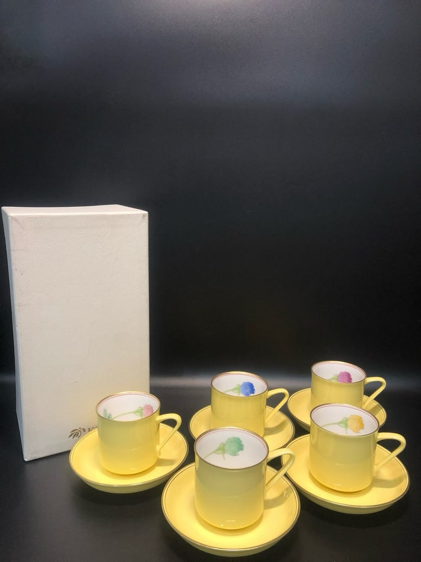 A set of Xianglan Society yellow glazed coffee cups: Five piece set of yellow glazed gold painted flower tea cupsSpecifications: The cup is 12cm high and 8cm in diameter. It has a yellow glazed porcelain body and a gold border decoration on the rim. The