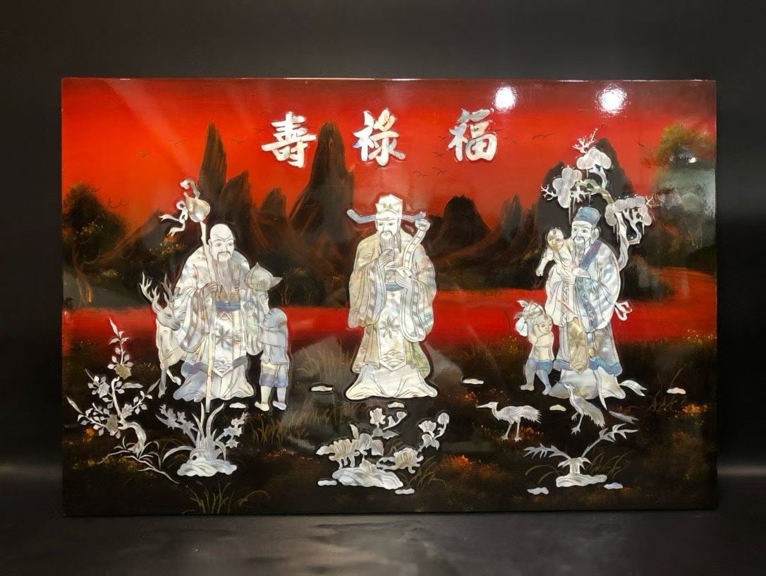 Wooden body lacquer inlaid with mother of pearl, lucky and longevity three-star hanging screen: Exquisite mother of pearl, lucky, lucky, longevity, three-star lacquered wooden hanging screenSpecifications range from 59 cm in length to 39 cm in width; with a red lacquer base, natural shells inlai
