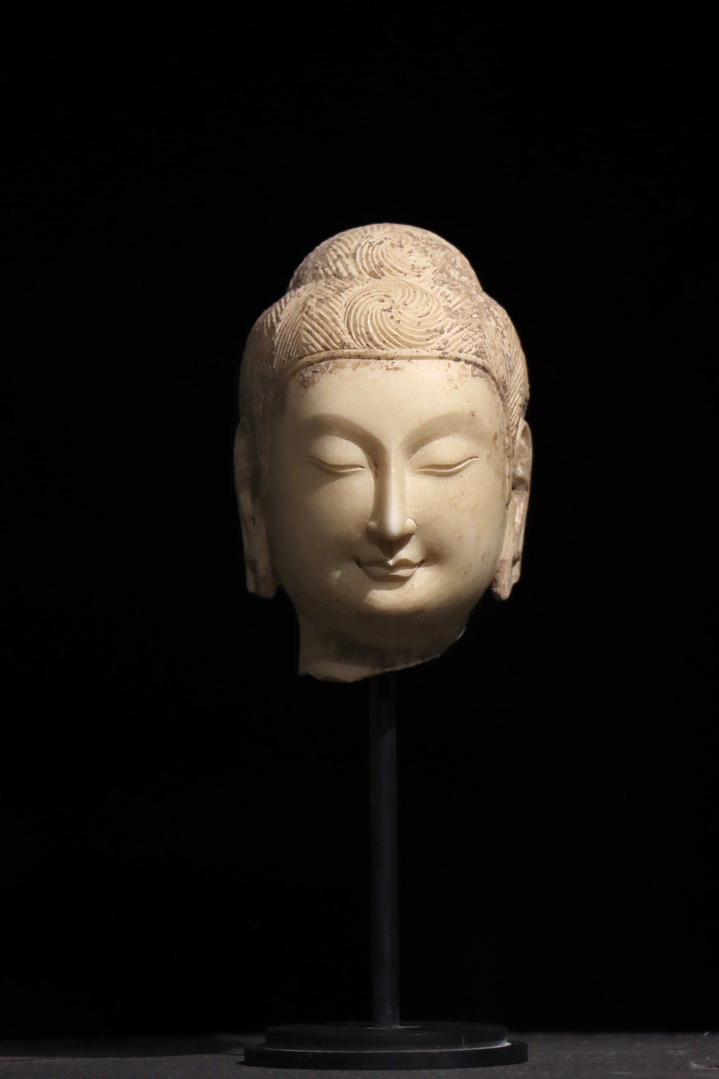 White Marble Buddha Head of the Qing Dynasty: White Marble ancient carved Buddha head with base decorationThe Buddha's head is 14cm high; carved from white stone, with a regular spiral bun, the face is serene and soft, the leather shell is ancien