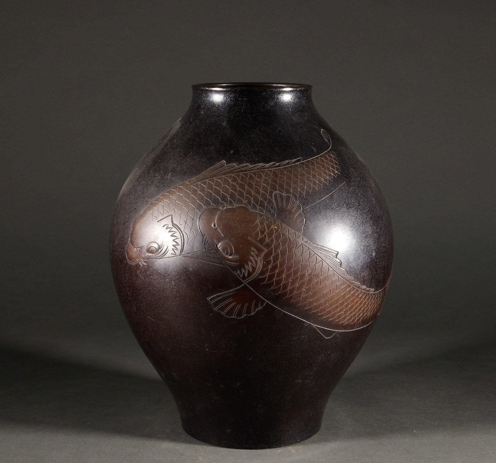 Reflux Qing Dynasty copper double fish patterned bottle: Old Copper Relief Double Fish Appreciation JarSpecification: 28 cm in height and 21 cm in width, weighing 2896g; made of thick copper material, with a round and atmospheric shape. The outer wall is em